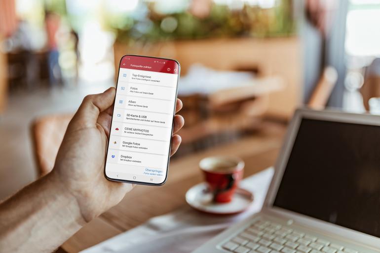 Jederzeit griffbereit: Für Smartphones gibt es die „CEWE myPhotos“-App für iOS und Android, die die Organisation, das Teilen und das Betrachten von Fotos ermöglicht.