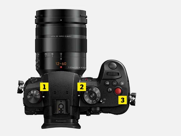 Bodycheck: Rein äußerlich unterscheidet sich die Lumix GH5 II nur marginal von ihrer Vorgängerin.