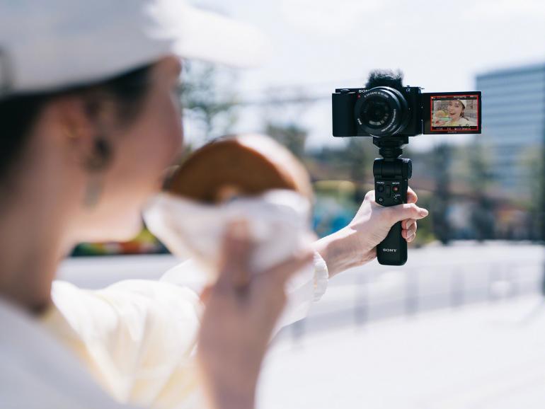 Zur Zielgruppe der ZV-E10 gehören Vlogger, YouTuber und Content Creator – Filmbegeisterte, die möglichst intuitiv Videos aufnehmen und teilen möchten.