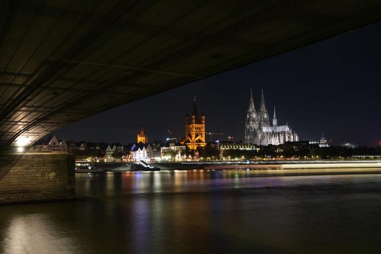 Köln bei Nacht: Die neue Sony Alpha 7 IV überzeugt im ersten Praxistest mit sehr guter Bildqualität