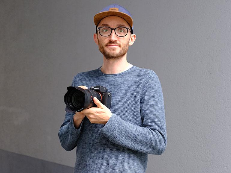 Tim Herpers mit einem Vorserienmodell der neuen Sony Alpha 7 IV