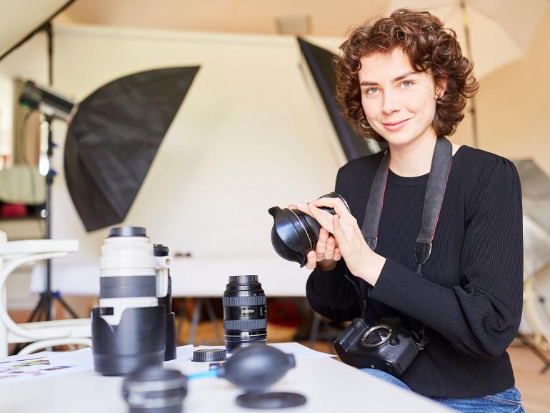 Was gibt es für Fotografen und Fotografinnen Schöneres als ein Studio daheim? In diesem Ratgeber verraten wir Ihnen, was es dabei alles zu beachten gibt.