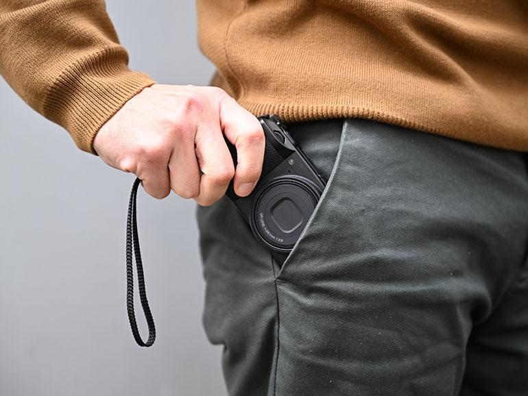 Extrem kompakt: Die Ricoh GR IIIx passt in jede Hosentasche. Die Gehäuse-Magnesiumlegierung wirkt wertig und liegt gut in der Hand.