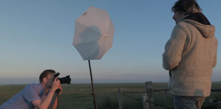 Studio draußen: Ferry Knijn hat sein Studio kurzerhand nach draußen verlegt. Kein Problem, dank der kompakten GFX50S II.