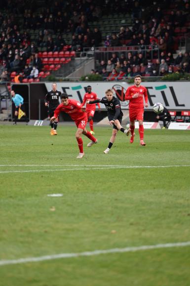 Fußball mit der EOS R3: Die Canon EOS R3 stellte in unserem Praxistest bei einem Drittligaspiel des FC Viktoria Köln die Fußballer zuverlässig und schnell scharf. Hier gibt es keinen Grund für Kritik. Im Gegenteil: Die Profikamera wusste im Test zu begeistern. Canon EOS R3 (Vorserie) | 200mm | 1/2.000 s | f/3,2 | ISO 1.250