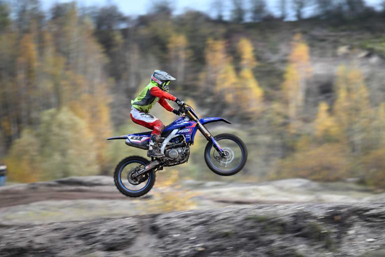 Motocross mit der Nikon Z 9: Fast schon spielend leicht lassen sich dank automatischer Motiverkennung bewegte Objekte wie Motocrossfahrer mit der Nikon Z 9 einfangen. Nikon Z 9 (Vorserie) | 200mm | 1/125 s | f/4 | ISO 100