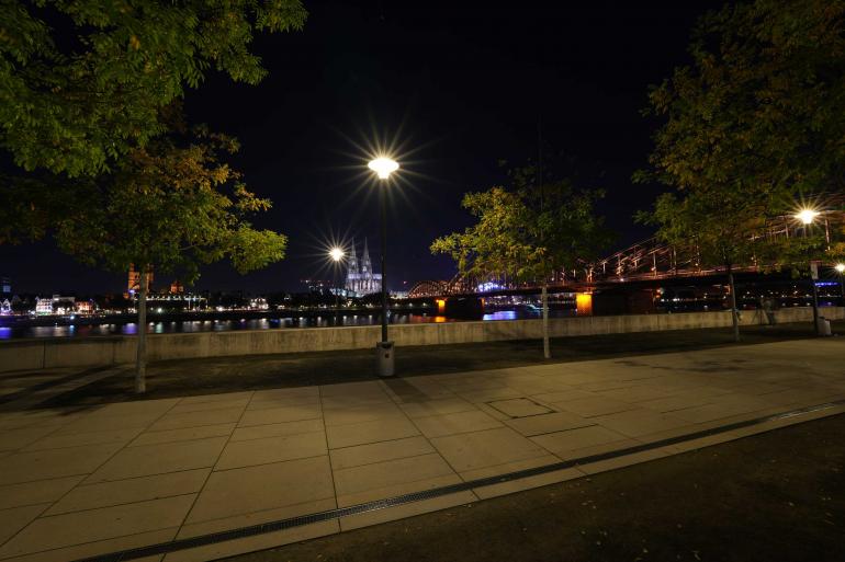 Unterwegs bei Nacht: Auch unter schwachen Lichtverhältnissen liefert der 33,1-MP-Sensor erstklassige, detailreiche Bilder.