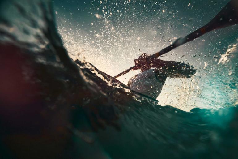 Ungewöhnliche Perspektive: Der Kanute Max Hoff wird hier aus einer untersichtigen Perspektive aufgenommen – Action pur! | Sony Alpha 7R III | 12mm | 1/3200 s | f/4 | ISO 250