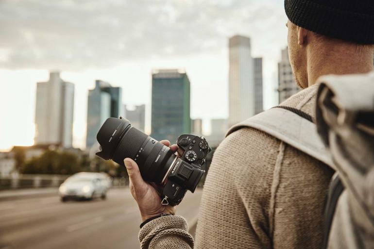 Fotograf hält eine Kamera 