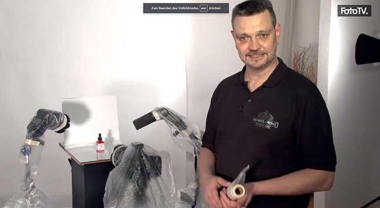 Sein Lichtequipment packt Michael Krone in Malerfolie
