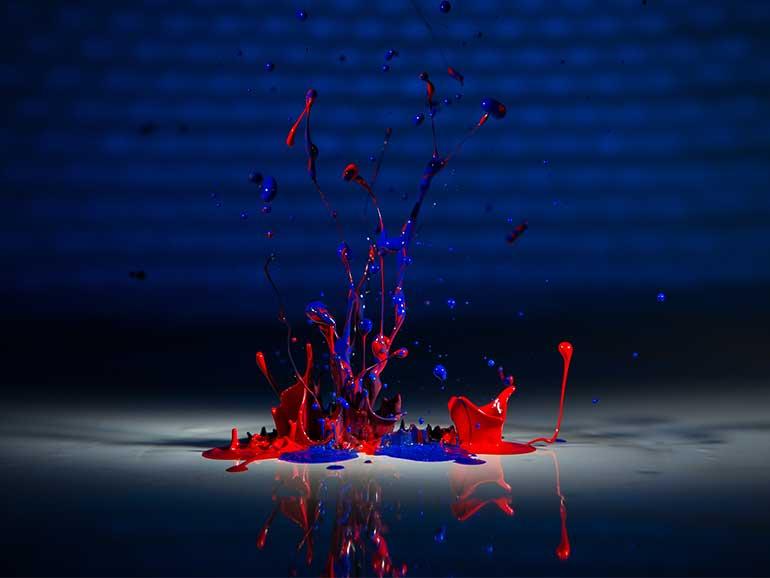 Durch das Stück Lochgitter (siehe Schritt 7) zwischen dem Blitz mit blauer Filterfolie und dem weißen Acrylglas erhält der Hintergrund ein spannendes Muster.