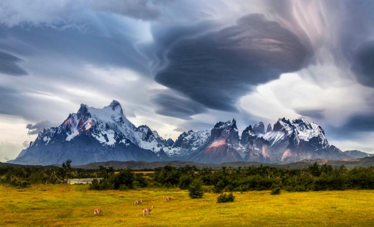 Dieses Landschaftsfoto zeigt ein Time-Blending aus drei Aufnahmen, angefertigt innerhalb einer Stunde, in der kurzzeitig das Streiflicht der untergehenden Sonne zu sehen war.
