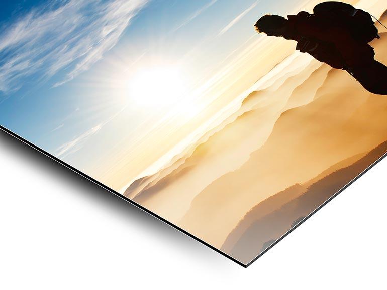 Aluminium ist ein sehr dünnes Trägermaterial. Sehr stabil und witterungsbeständig sorgt es für einen minimalistischen und modernen Look der Aufnahmen.