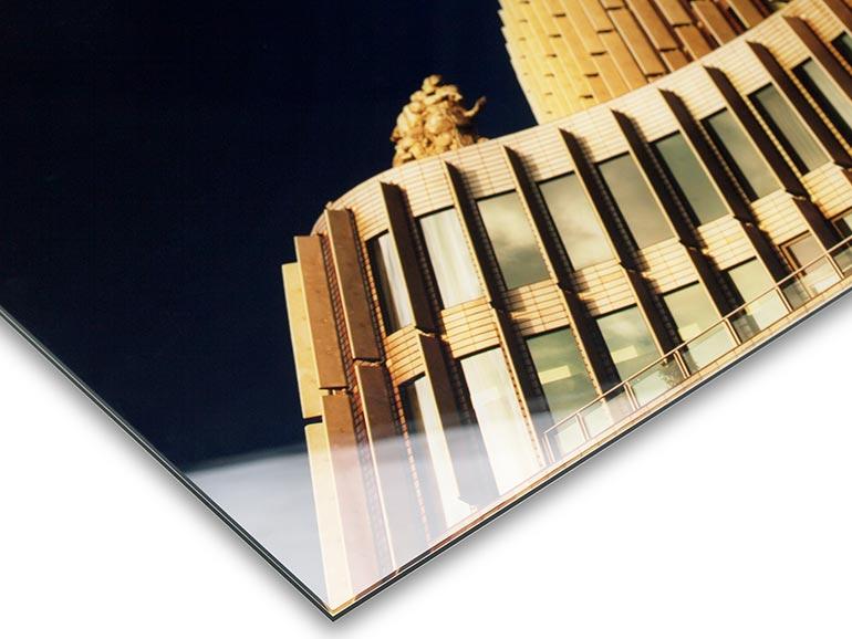 Acrylglas (auch als Plexiglas bekannt) ist kristallklar und bringt die Farben zum Leuchten. Je dicker das Acryl ist, desto mehr Tiefenwirkung bekommt das Bild.