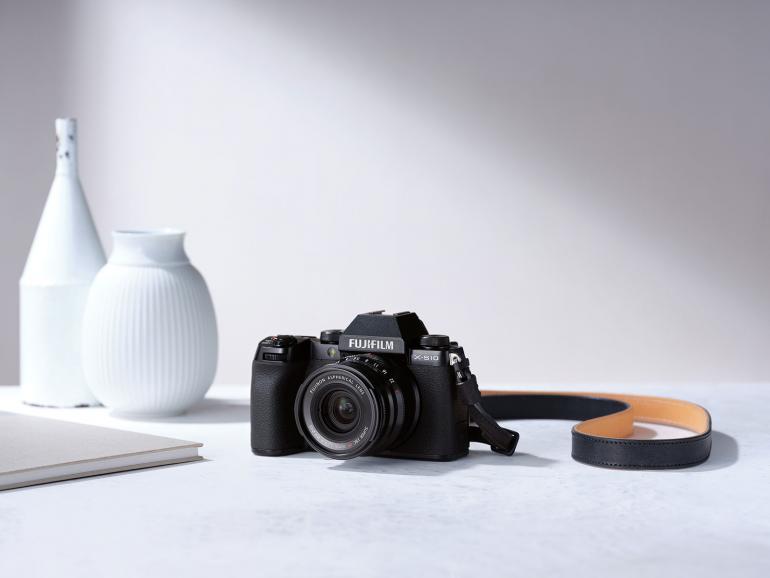 Das Design der Fujifilm X-S10 ist ein gelungener Mix, nicht zu auffällig, modern und dennoch klassisch.