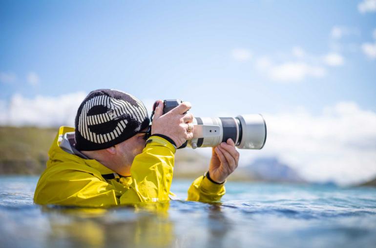 Für perfekte Sportaufnahmen Aufnahmen steht Richard Walch auch schon mal im Wasser – wie hier in einem Bergsee im Engadin in der Nähe von Pontresina.