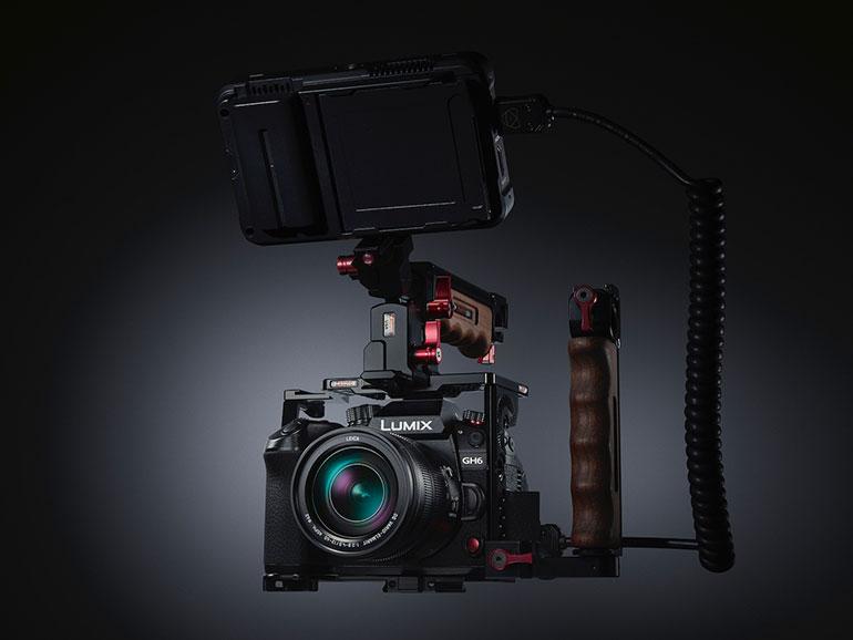 Videoprofi: Die Panasonic Lumix GH6 eignet sich mit dem passenden Zubehör auch für professionelle Videoaufnahmen.