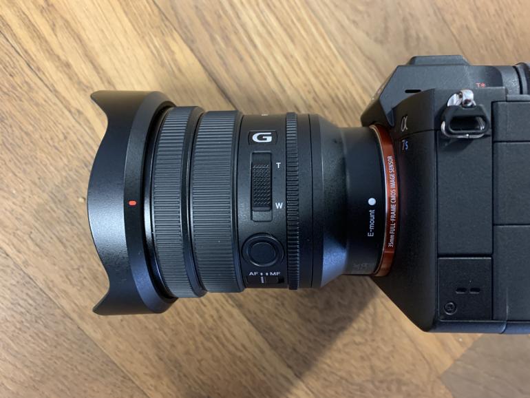 Auf der linken Seite des Sony FE 16-35mm F4 G befindet sich eine Power-Zoom-Wippe.