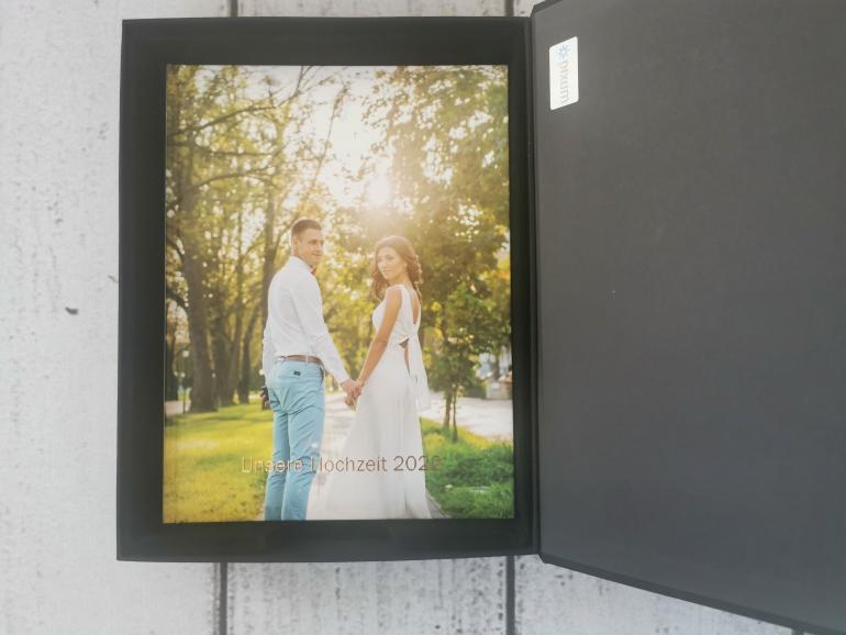 Geschenkebox: Pixum liefert das Hochzeitsfotobuch auf Wunsch für 17,99 Euro extra in einer schicken Geschenkebox.