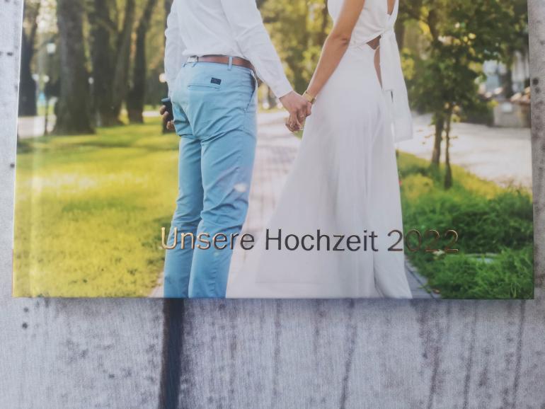 Goldveredelung: Mit der Goldveredelung des Textes auf dem Einband wirkt das Hochzeitsfotobuch sehr edel.