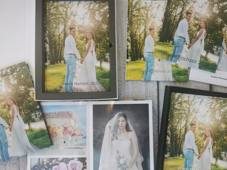Bei ifolor, Cewe und Pixum lassen sich passend zum Fotobuch Geschenkeboxen kostenpflichtig hinzubestellen.