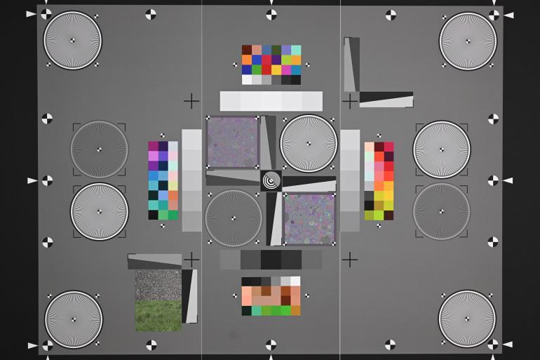 Die Messung der Kamerabildqualität im Labor erfolgt auf Basis des Kombinations- Testcharts TE42-LL (s. oben.) von Image Engineering. Die Kameramessungen nimmt Messtechniker Christoph Giese im Münchner Testcenter vor.