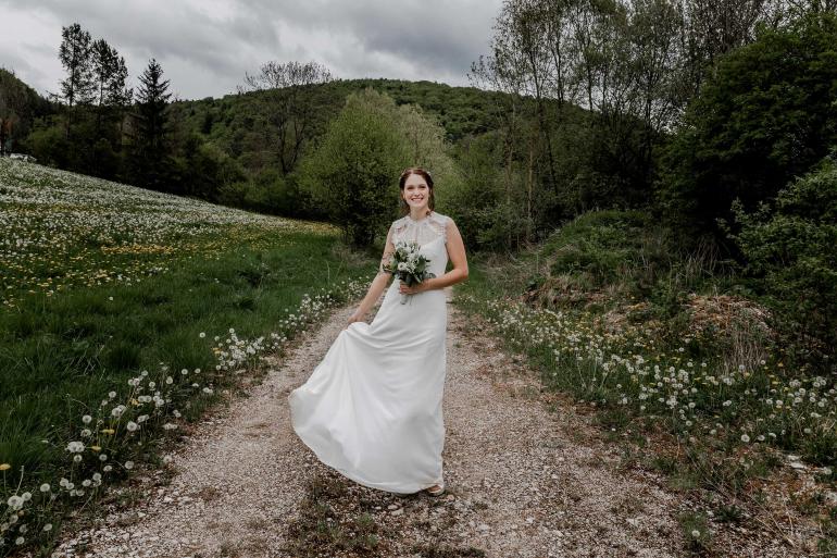 Der Weg zum Ziel: Im besten Fall bietet die Umgebung, in der die Hochzeit/Trauung stattfindet, mehrere Motivmöglichkeiten. Achten Sie z. B. auch auf Führungslinien und die Umgebungsfarben. | Canon EOS 5D Mark IV | 24mm | 1/200 s | F/14 | ISO 640