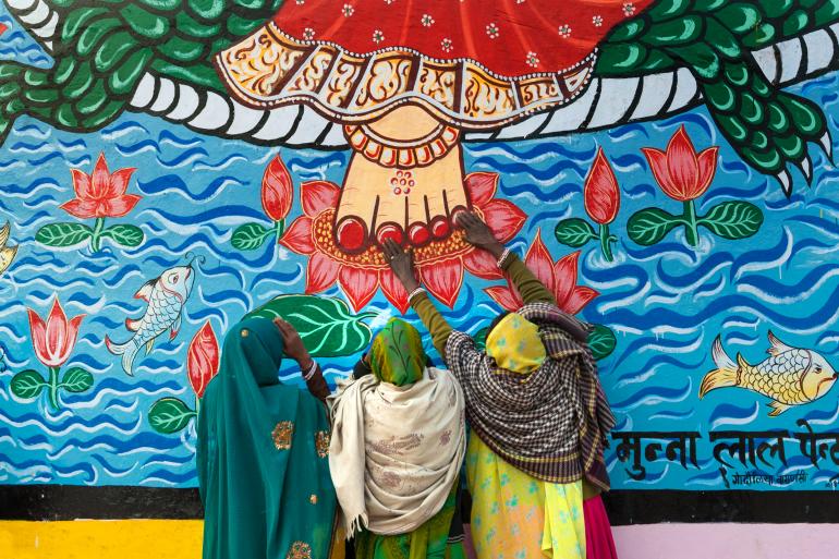 Frauen huldigen Mutter Ganges, Varanasi, Indien