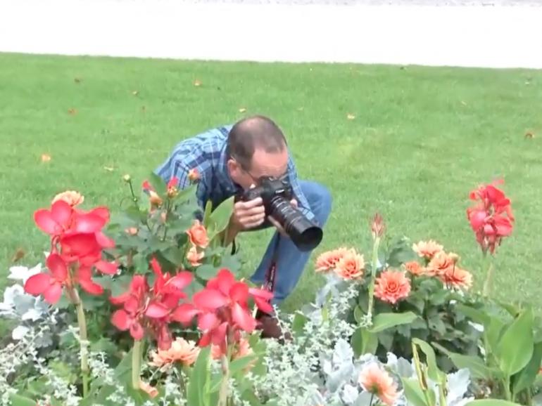 Michael Jordan fotografiert die Blumen auf Augenhöhe.