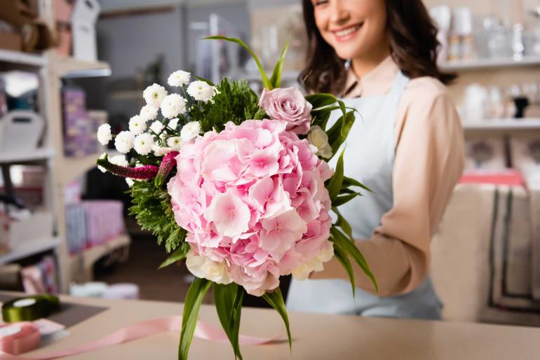 Über einen bunten Blumenstrauß freut sich jede Mama.