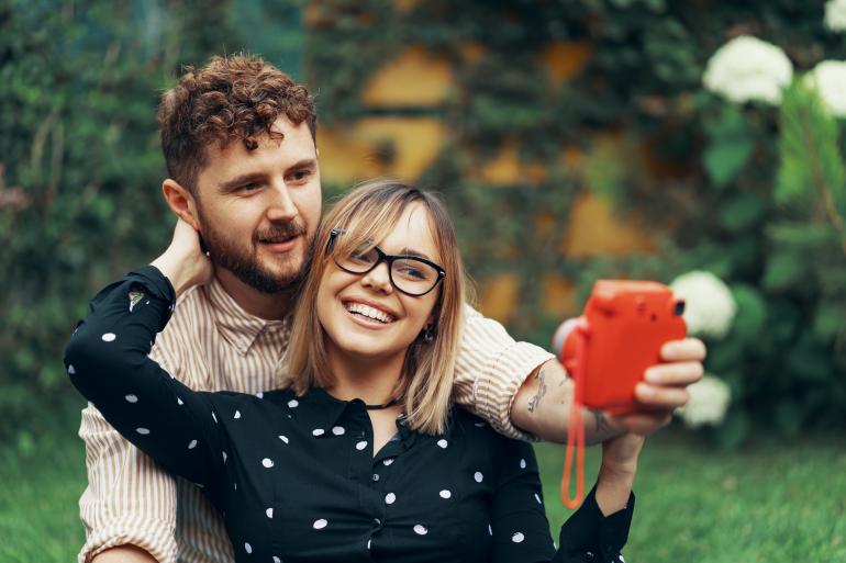 Polaroid Kameras erlauben es ein Foto unmittelbar in den Händen zu halten. Perfekt für Momente, die in Erinnerung bleiben sollen.