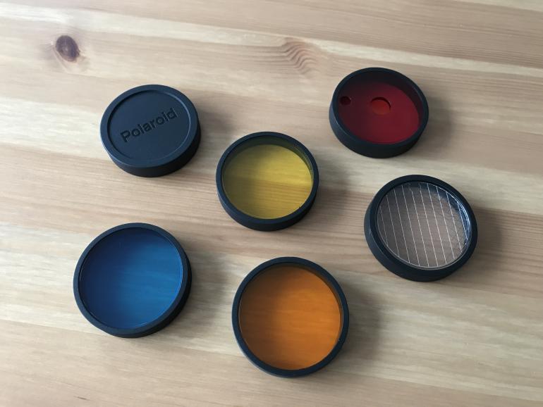 Die Polaroid NOW + kommt mit fünf Objektivfiltern zum Experimentieren: Starburst, Rotvignette, Orange, Blau und Gelb. Komplett mit Reißverschlusstasche für sichere Aufbewahrung.