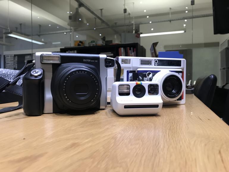 David gegen Goliath: Die kompakte Polaroid Go passt wirklich in jede Tasche. Die großen Modelle instax Wide 300 und Lomo'Instant Wide eignen sich nur bedingt zur dauerhaften Mitnahme.