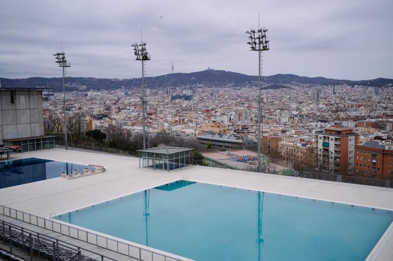 Wo vor 30 Jahren die Olympischen Sommerspiele stattfanden, steht heute ein Bistro mit einem Blick über die Millionenstadt Barcelona – das passende Ambiente für einen Streifzug mit der Leica M11. Leica M11 | 35mm | 1/200 s | f/9,5 | ISO 64