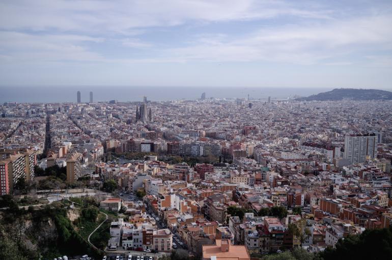 Blick über Barcelona: Die Leica M11 fängt das detailreiche Stadtbild sehr gut ein. Bei Low-ISO ist die Bildqualität hervorragend. Leica M11 | 35mm | 1/180 s | f/6,8 | ISO 64