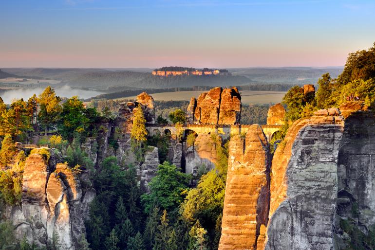 Tolle Fotoregion: Die berühmte Basteibrücke ist eines der beliebtesten Ausflugs- und Fotoziele der Tourismus-Region Sächsische Schweiz.