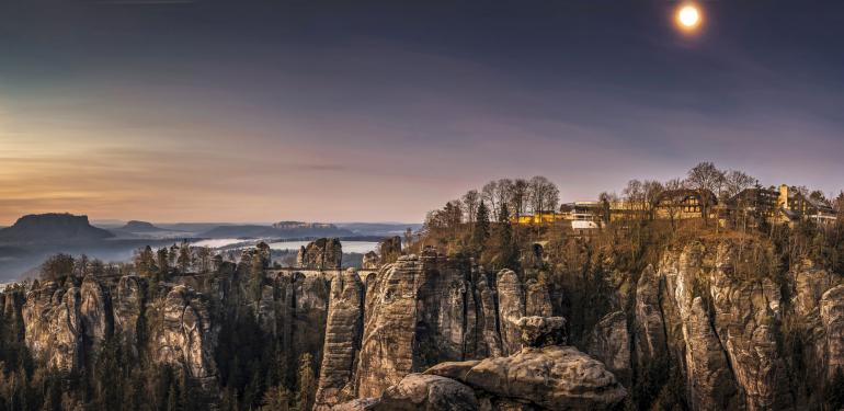 Toplage: Das Berghotel &amp; Panoramarestaurant Bastei liegt in unmittelbarer Nähe zur Basteibrücke und ist zu jeder Jahreszeit einen Besuch wert.