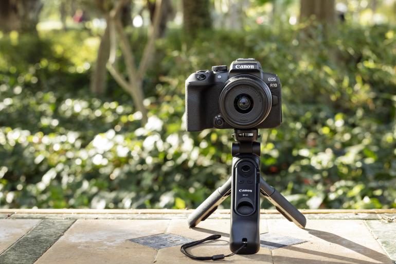 Die Canon EOS R10 soll auch beim Vlogging überzeugen.