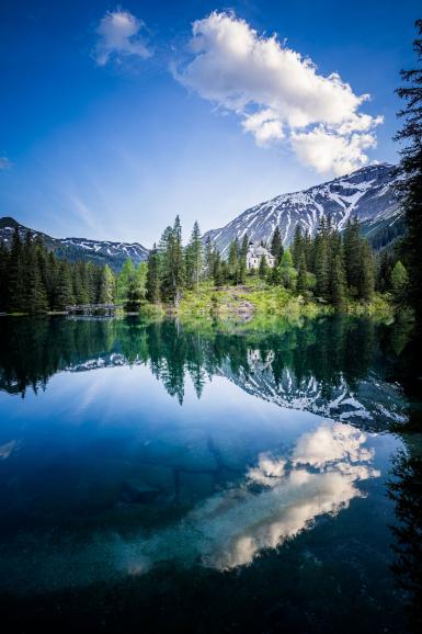 Zum Träumen schön: Bergseespiegelungen haben etwas Magisches und strahlen eine angenehme Ruhe aus. Damit auch die Aufnahme davon so perfekt wirkt wie diese hier, sind ein paar Optimierungskniffe in Lightroom nötig. Sony Alpha 7 III | 17mm | 1/40 s | f/9 | ISO 100