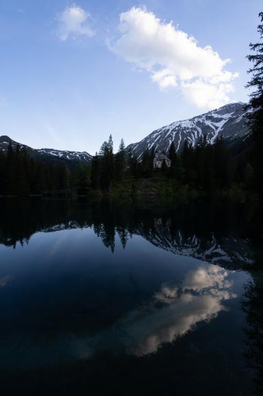 So sieht die Aufnahme der Bergspiegelung vor der Bildbearbeitung aus.