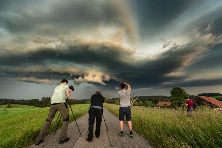 Sturmjäger: Fotografieren Sie möglichst im Team, um vorausschauend Gewitter ausfindig zu machen und Routen zu planen.