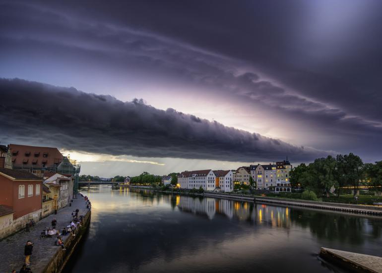 Komposition: Achten Sie auch bei der Gewitterfotografie auf die Bildkomposition. Hier: zwei Drittel Himmel, ein Drittel Fluss.