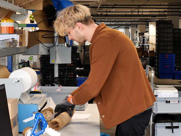 In der Versandabteilung werden die Produkte in plastikfreier, recycelter und recycelbarer Verpackung verschickt.