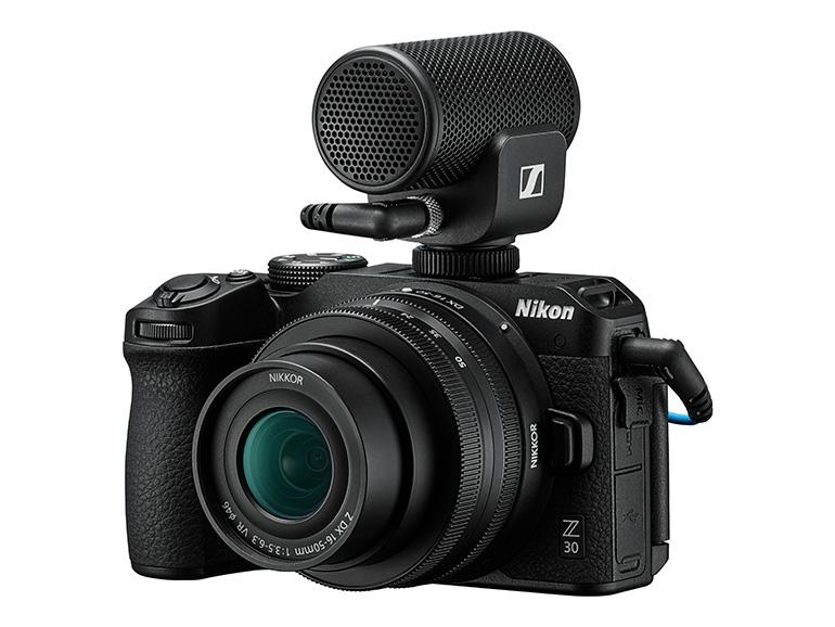 Dank eines Blitzschuhs ist die Nikon Z 30 auch mit externen Mikros kompatibel.
