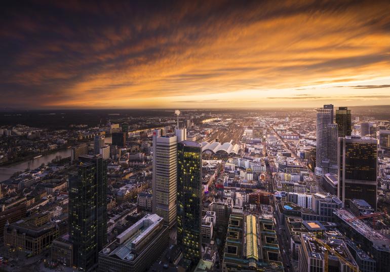 Brennender Himmel: Die Skyline von Frankfurt vor dramatischer Himmelskulisse – dank rot leuchtenden Wolken. Nikon D7200 | 12mm | 1/15 s | f/8 | ISO 100