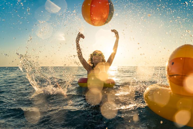 Actioncams & Tough-Kameras: Für Fotos und Videos am Strand sind wasserfeste Kameras klar im Vorteil. Sie können die Kameras problemlos mit ins Wasser nehmen und einzigartige Perspektiven erzielen.