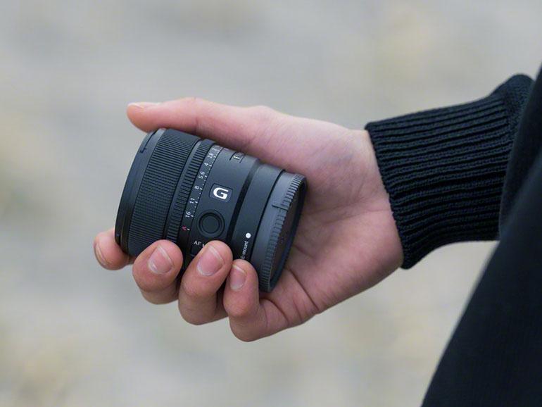 Mit einem Durchmesser von 67mm sowie einer Baulänge von 70mm liegt die Festbrennweite gut in der Hand.