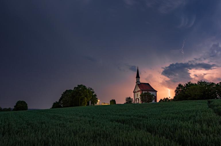 Gewitterhimmel mit Blitzeinschlag
