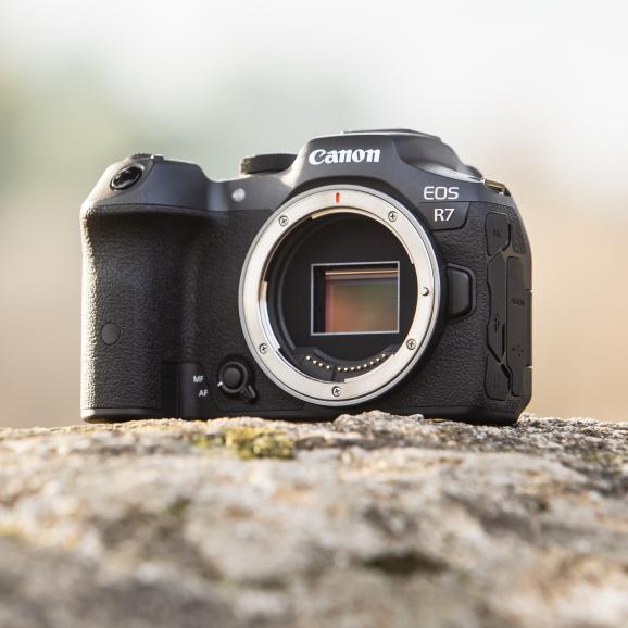 Das RF-Bajonett der Canon EOS R7 liefert reichlich Platz für den auflösungsstarken CMOS-Sensor im APS-C-Format.