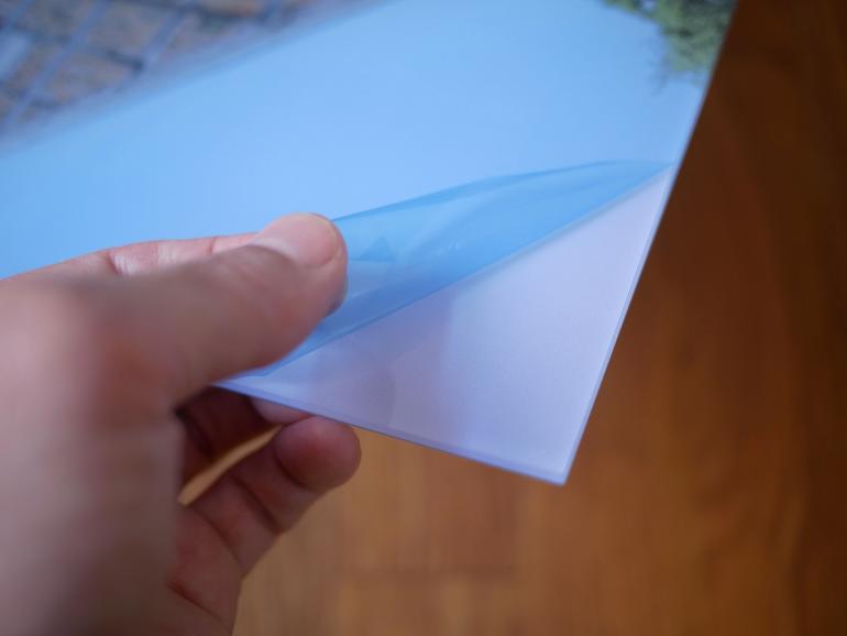 Schutzfolie: Mit einer Schutzfolie überzieht posterXXL seine Acrylbilder – als einziger Anbieter im Testfeld. Die Folie beugt beispielsweise Kratzern vor.